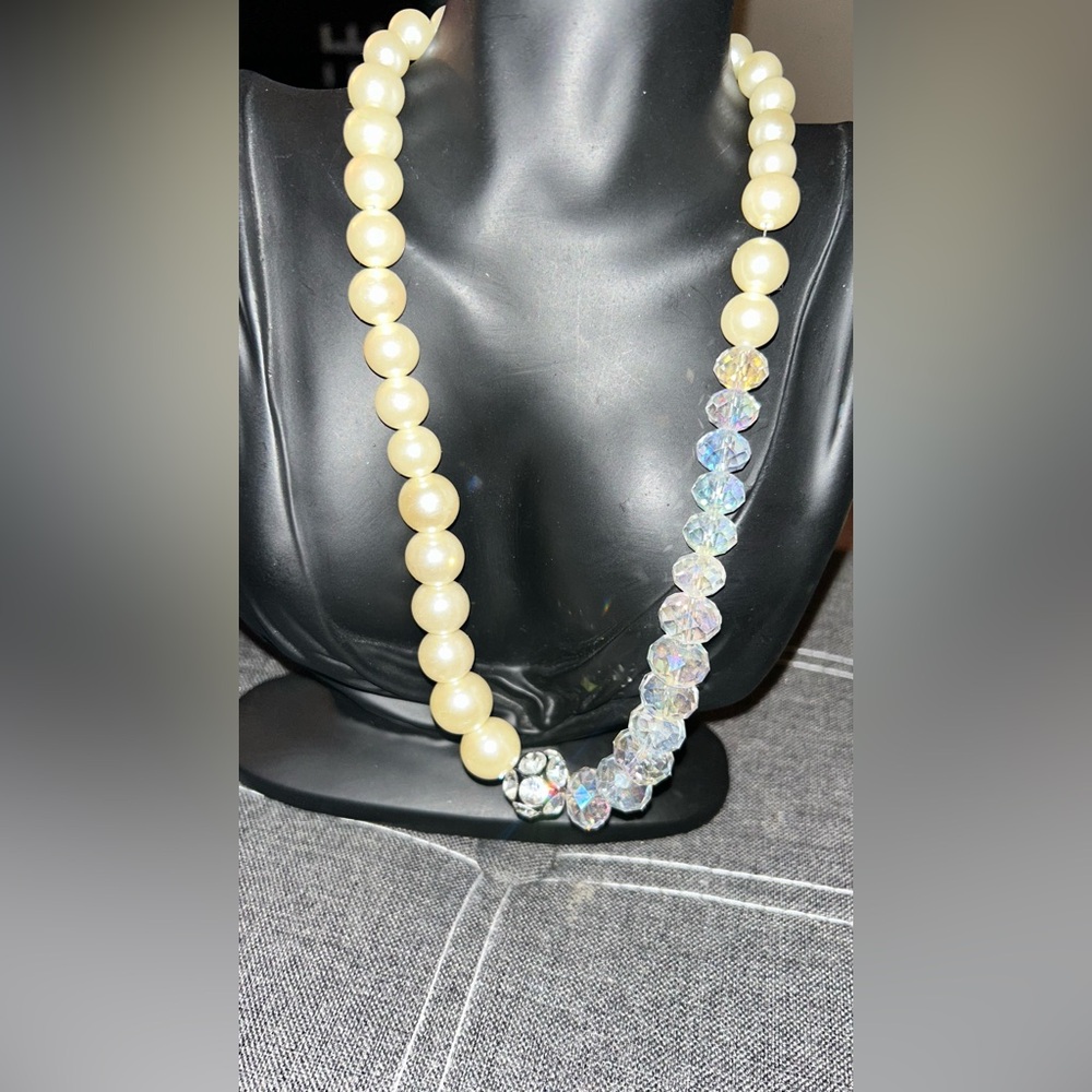 Vintage Elegant Pearl and Crystal Necklace